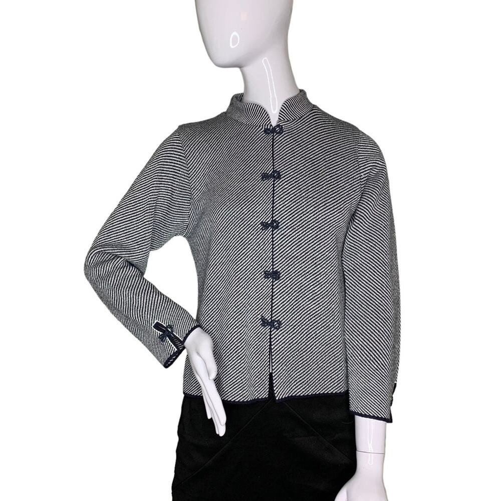 San Remo Top Black and White Pinstripe Size M 5 Hook & Eye